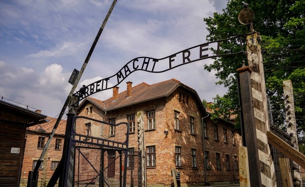 Skandalicznie zachowanie turystów w Auschwitz. Dwóch 23-latków z zarzutami