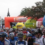 Skandia Maraton w Rzeszowie - tysiąc kolarzy ruszyło na trasę