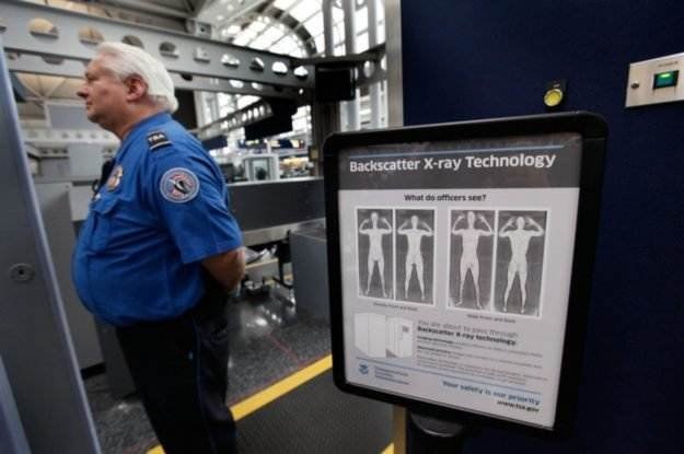 Skanery "obnażające" na lotniskach - czy naruszają one naszą sferę intymną? /AFP