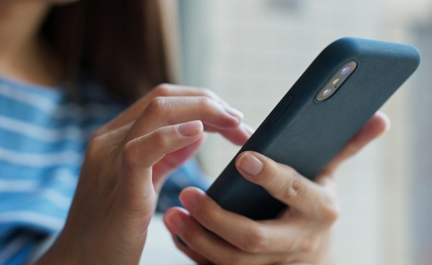 Skanowanie treści SMS-ów nowym pomysłem rządu na walkę z oszustami