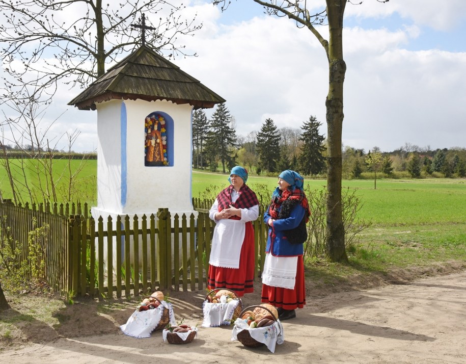 Skansen Muzeum Wsi Mazowieckiej. Kobiety z koszykami z wielkanocną święconką przy zrekonstruowanej XIX-wiecznej kapliczce /Afa Pixx/Zenon Żyburtowicz /PAP