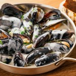 owoce morza Skarb mórz pełen białka i kwasów omega-3. Dlaczego warto jeść mule? Kto musi ich unikać?
