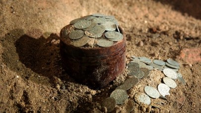 Skarb ukryty pod posadzką kościoła w Barczewie. "Rewelacyjne znalezisko"