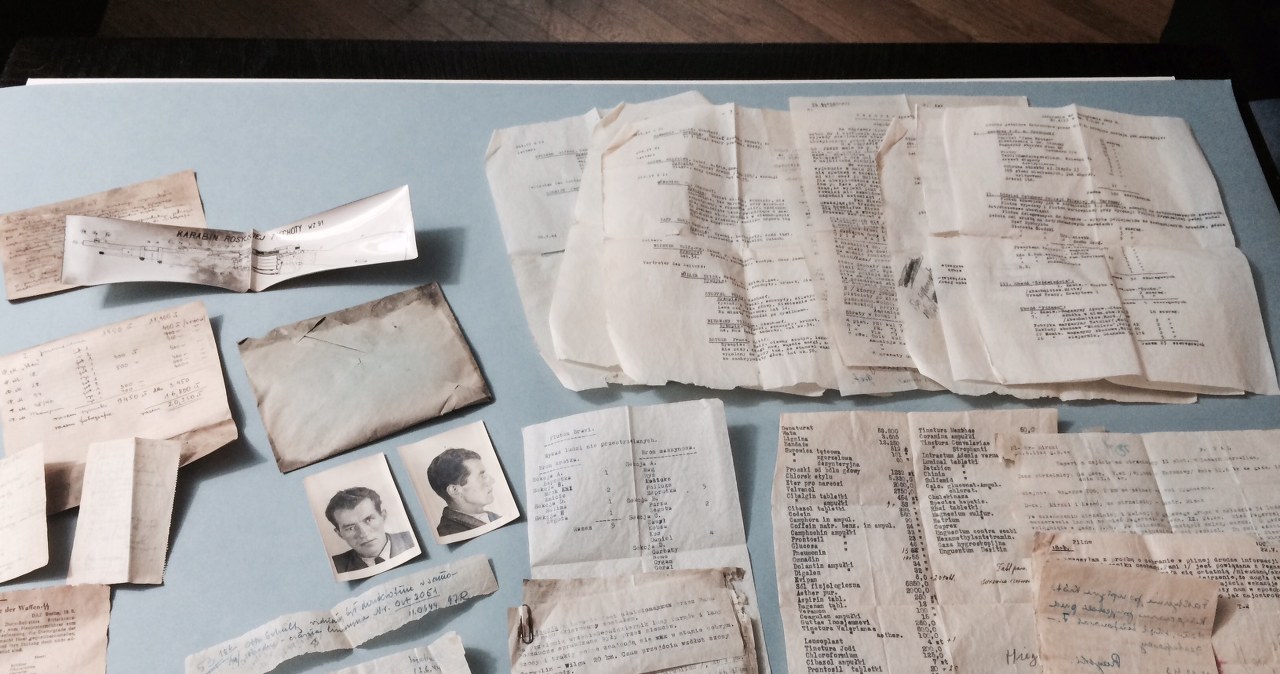 Skarby z Powstania znalezione w skrytce pod podłogą