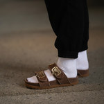 ​Skarpety i sandały. Kontrowersyjny trend, który znów da o sobie znać! 