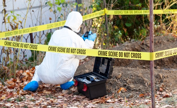 Skarżyli się na przykry zapach. Znaleziono 32 rozczłonkowane ciała