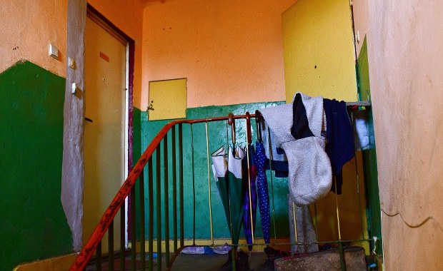 Skatował chłopców metalową pałką. Od dawna znęcał się nad rodziną