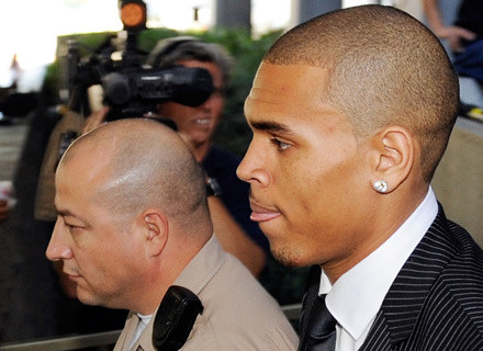 Skazany Chris Brown opuszcza sąd po wyroku - fot. Kevork Djansezian /Getty Images/Flash Press Media