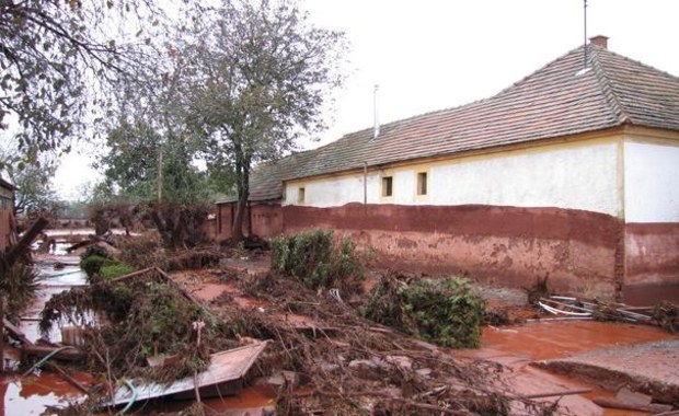 Skażenie po wycieku czerwonego szlamu na Węgrzech - wciąż wysokie