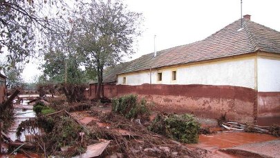 Skażenie po wycieku czerwonego szlamu na Węgrzech - wciąż wysokie