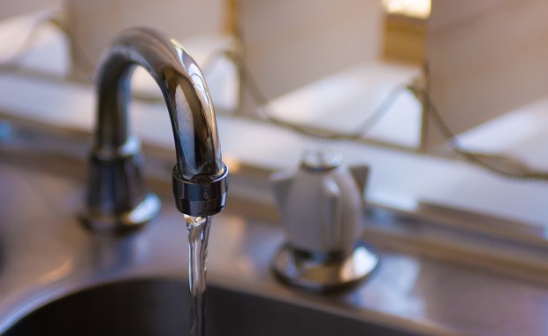 Skażona woda w kranie. "Nie nadaje się do spożycia"