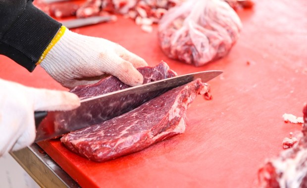 Skażona wołowina. Resort rolnictwa gasi pożar po niefortunnych słowach wiceminister