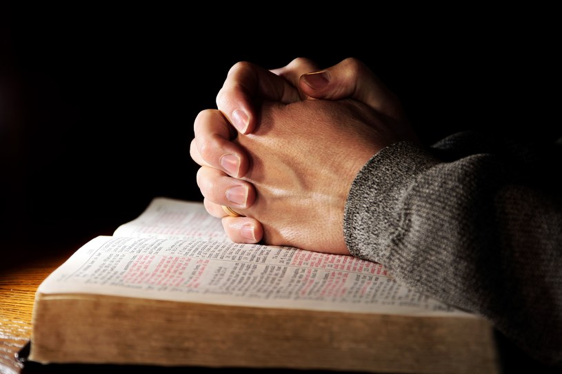 Skład apostolski to po prostu modlitwa "Wierzę w Boga", czyli wyznanie wiary /123RF/PICSEL