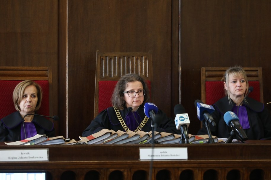 Skład sędziowski; na środku sędzia Marzenna Roleder /Artur Reszko /PAP