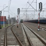 Skład towarowy i lokomotywa na jednym torze. Policja wyjaśnia sprawę