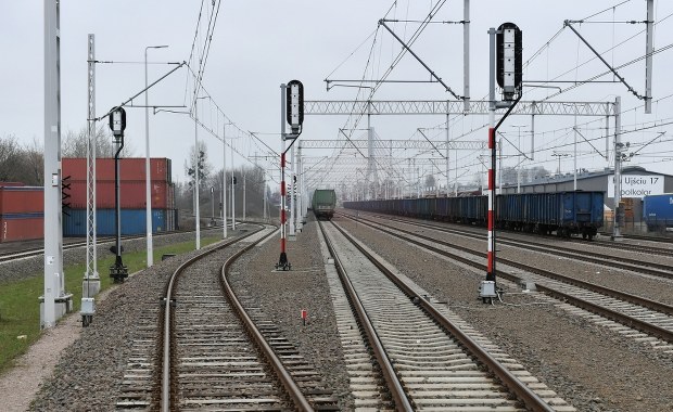 Skład towarowy i lokomotywa na jednym torze. Policja wyjaśnia sprawę
