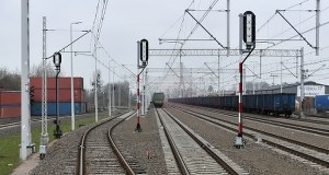 Skład towarowy i lokomotywa na jednym torze. Policja wyjaśnia sprawę