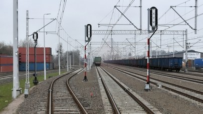 Skład towarowy i lokomotywa na jednym torze. Policja wyjaśnia sprawę