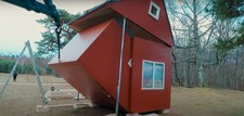 Składana chatka ze Wschodniej Europy. Czy domki origami staną się zmorą deweloperów?