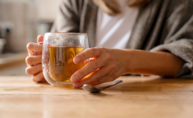 Składnik, który w nadmiarze szkodzi zdrowiu. Jest m.in. w herbacie