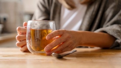 Składnik, który w nadmiarze szkodzi zdrowiu. Jest m.in. w herbacie