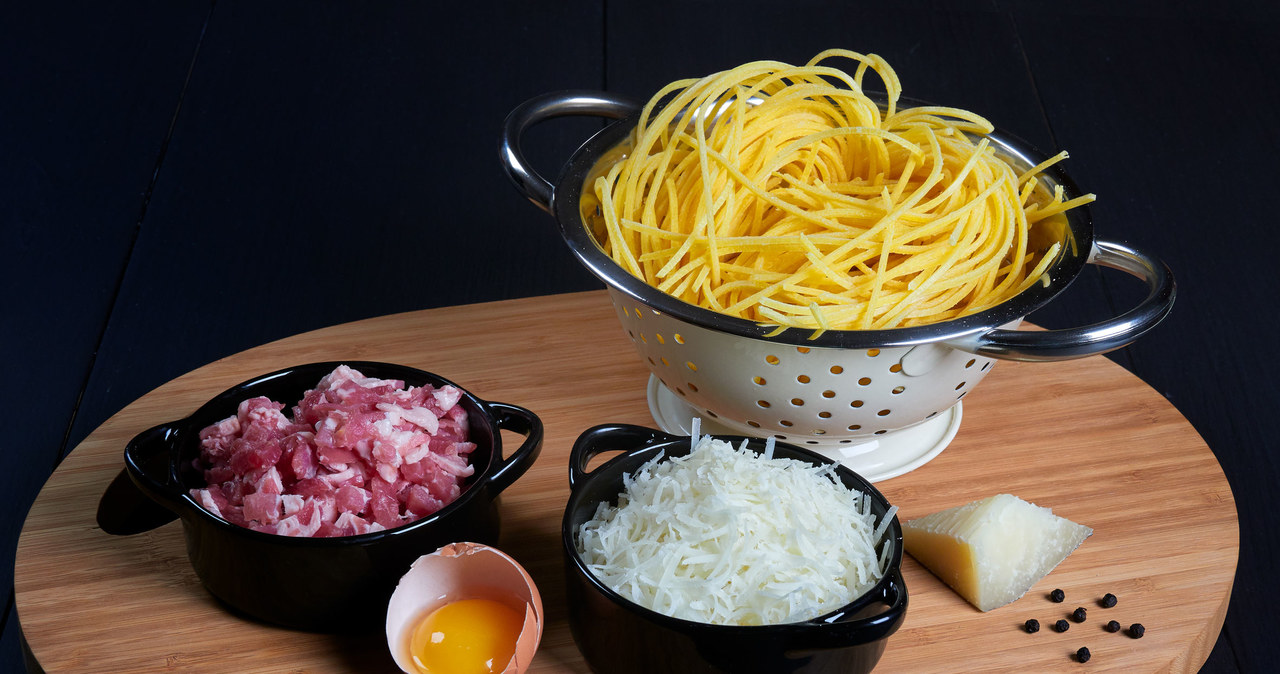 Składniki na carbonarę: makaron, żółtko, guanciale, pecorino, pieprz /123RF/PICSEL
