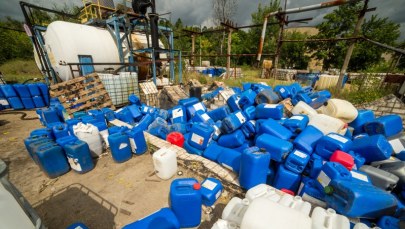 Składowisko pojemników z chemikaliami