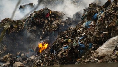 Składowisko śmieci w Białymstoku pali się szósty dzień