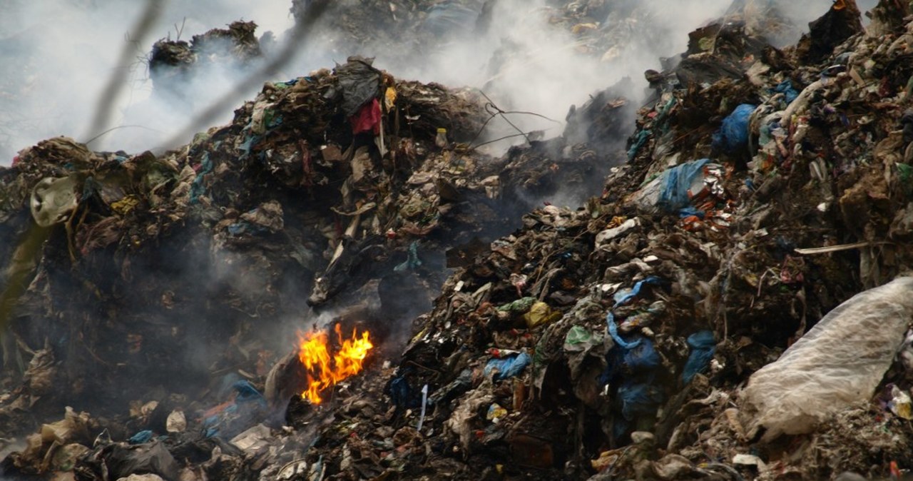 Składowisko śmieci w Białymstoku pali się szósty dzień