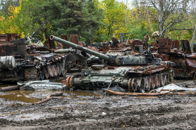 Składowisko zniszczonych rosyjskich pojazdów wojskowych w pobliżu miasta Izium w obwodzie charkowskim na zdjęciu z 2 października /Vladyslav Musiienko /PAP