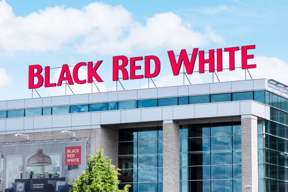 Sklep Black Red White /Shutterstock