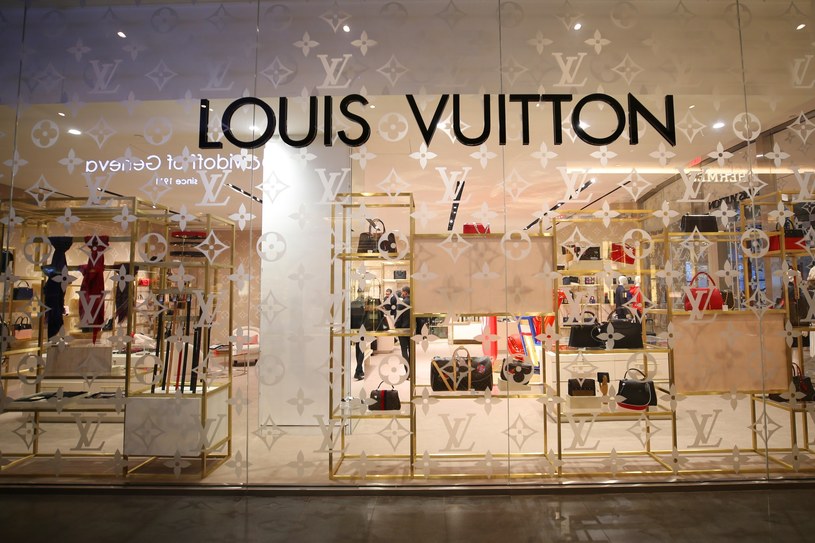 Sklep Louis Vuitton z charakterystycznym wzorem na witrynie /123RF/PICSEL