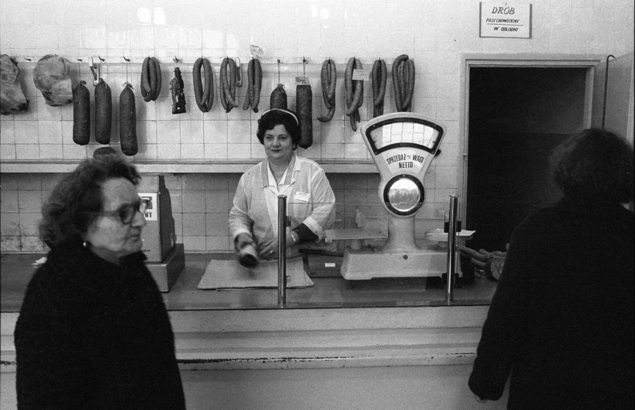 Sklep mięsny nr 201 przy ul. Gibalskiego w warszawskiej dzielnicy Wola; 28 lutego 1981 roku władze PRL zdecydowały o wprowadzeniu kartek na mięso /Ireneusz Radkiewicz  /PAP