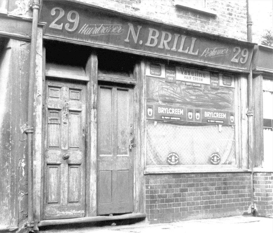 Sklep, przy którym znaleziono zwłoki jednej z ofiar Kuby Rozpruwacza /UPPA/Photoshot    /PAP