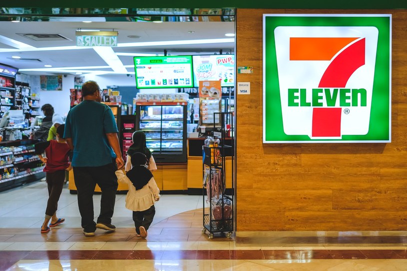 Sklep sieci 7-Eleven w Kuala Lumpur w Malezji. Czy tak niebawem będzie wyglądać też sieć sklepów Żabka? /©abdulrazaklatif/123RF.COM /123RF/PICSEL