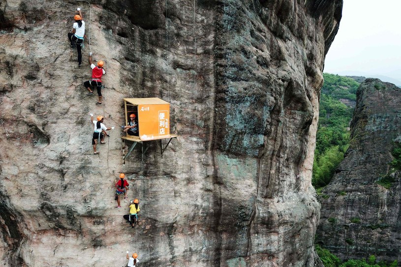 Sklep w Narodowym Parku Geologicznym Shiniuzhai, Chiny. /AFP