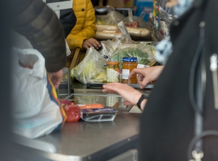 Sklep wprowadził osobne kasy dla Polaków. Interweniowała ambasada