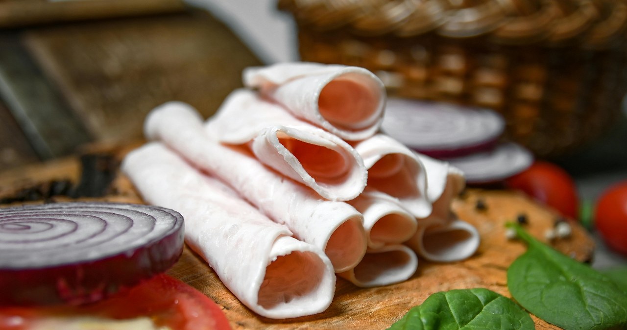 Sklepowe wędliny mogą zawierać bardzo duże ilości szkodliwych konserwantów /Adonyi Gábor /Pexels.com