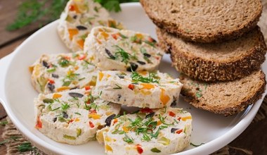 Sklepowe wędliny się chowają. Zrób domową pieczeń drobiową z warzywami