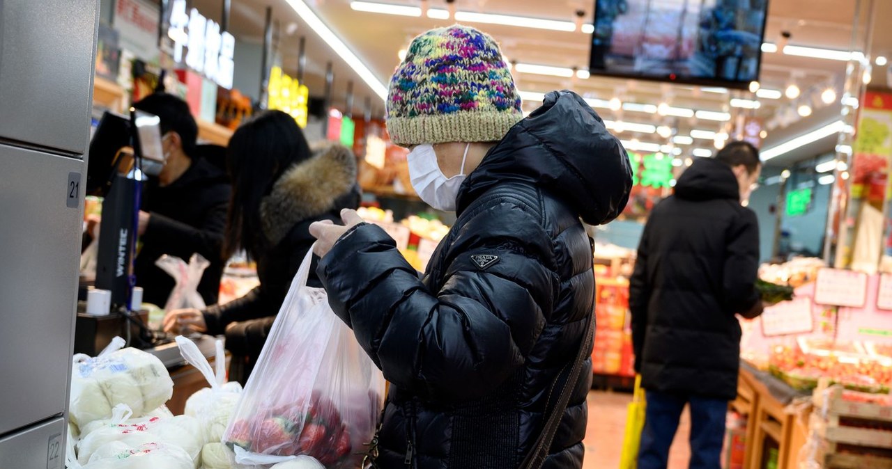 Sklepy masowo wycofują produkty z Rosji i Białorusi /AFP