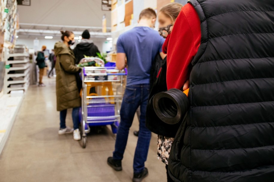 Sklepy meblowe i budowlane o powierzchni powyżej 2 tys. m kw. zostaną zamknięte. Hurtownie i składy budowlane będą nadal dostępne w celu zapewnienia płynności i ciągłości działania sektora budowlanego /Albert Zawada /PAP