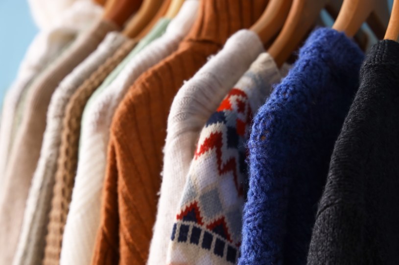 Sklepy odzieżowe we Włoszech pełne są ciepłych kurtek i płaszczy, swetrów oraz jesiennych butów /123RF/PICSEL