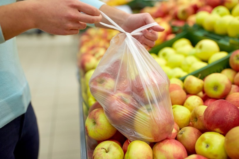Sklepy spożywcze walczą z koszmarnym nawykiem Polaków. Chodzi o cienkie foliówki 