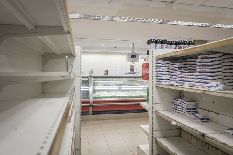Sklepy w Wenezueli - hiperinflacja, kłopoty z zaopatrzeniem i puste półki. /East News
