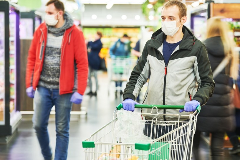 Sklepy wielkopowierzchniowe nie muszą się bać braku klientów /123RF/PICSEL