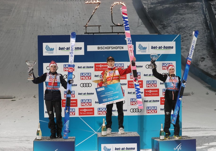 Skoczkowie na podium. Japończyk Ryoyu Kobayashi (C) wygrał 70. Turniej Czterech Skoczni, /Grzegorz Momot /PAP