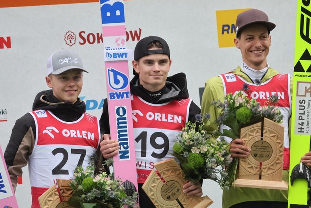 Skoczkowie na podium. Norweg Marius Lindvik (C) wygrał 14 bm. konkurs Letniej Grand Prix w skokach narciarskich w Wiśle. Drugie miejsce zajął Estończyk Artti Aigro (L), a trzecie Szwajcar Gregor Deschwanden (P) /Grzegorz Momot /PAP