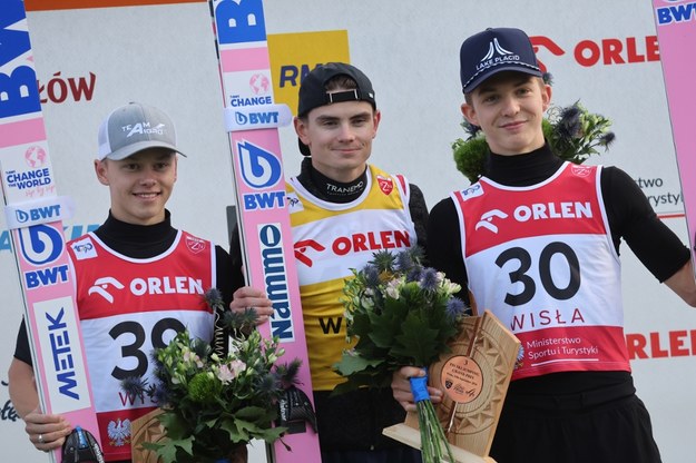 Skoczkowie na podium. Norweg Marius Lindvik (C) wygrał 15 bm. konkurs Letniej Grand Prix w skokach narciarskich w Wiśle. Drugie miejsce zajął Estończyk Artti Aigro, a trzecie zawodnik z USA Tate Frantz /Grzegorz Momot /PAP