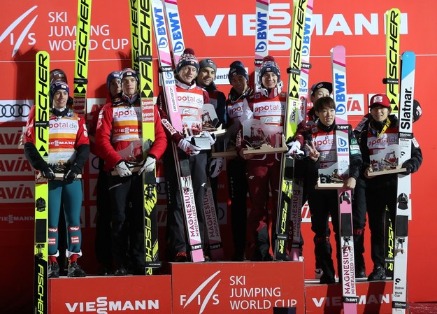 Skoczkowie na podium. Polacy, w składzie: Dawid Kubacki (C-L), Kamil Stoch (C-P), Jakub Wolny (tył) i Piotr Żyła (tył), wygrali drużynowy konkurs Pucharu Świata w skokach narciarskich w niemieckim Klingenthal / 	Grzegorz Momot    /PAP