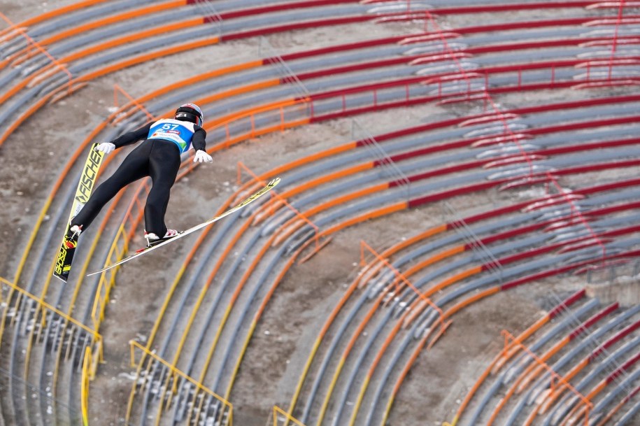 Skoczkowie w piątek rozpoczynają kwalifikacje /PETER SCHNEIDER /PAP/EPA